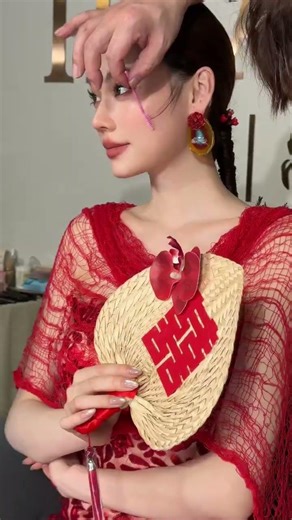 Unconventional Twist Braids & Red Plum Blossoms: Redefining Winter Fashion