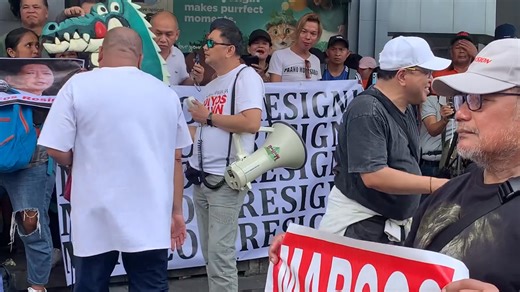 WATCH: A protest placard depicting President Ferdinand Marcos Jr. and former House Speaker Martin Romualdez as crocodile was spotted during the demonstrations at Edsa Shrine on Sunday, Nov. 30. The illustration showed snatching away a Filipino snack, “Piattos,” a reference to an issue previously linked to Vice President Sara Duterte. | via Bombo John Flores #927khz #BomboRadyoLegazpi | Bombo Radyo Legazpi