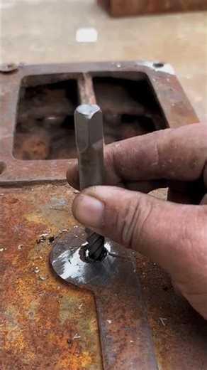 Cleverly remove the broken screws #shortsfeed #hardware #shorts