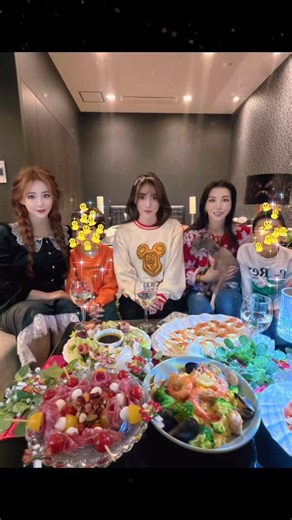 荒井志保 on Instagram: "・ ・- ̗̀ 🤍🎄𝑀𝑒𝑟𝑟𝑦 𝐶ℎ𝑟𝑖𝑠𝑡𝑚𝑎𝑠🎄🤍 ̖́- サンタさんにお願いしたのは 『美しく健康になれるアイテム💝』 BE-MAXサプリメント。 届きまして、イヴの日の クリスマスお泊まり会にも持参しました🤭 特に美肌のサプリメントとして有名な ビタミンCはリポソームのものに つい手が伸びます。 お肌に届いて欲しいから✨😃 私はBE-MAXリポソームC+. 疲れた日の夜寝る前にもオススメとか。 楽しすぎたから、翌日に疲れを 持ち越したくないのもあり、 飲んで就寝🛌 素敵なクリスマス💝をありがとう ございます🎄🤶 ——————————————— こちらの投稿をご覧になった皆様に向けた 特別なキャンペーンを実施💝 【キャンペーン詳細】 Ginza Beauty公式オンラインショップから 商品をご購入いただいた、 荒井志保のフォロワー様限定で、 5,000円以上のお買い物で使える500円OFF クーポンを進呈いたします！ 【ご利用方法】 ①「Ginza Beauty」公式オンラインページに アク