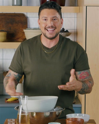 202K views · 673 reactions | Fritto misto means "mixed fried" in Italian, and Gabriele Bertaccini's version features crispy, golden brown calamari, shrimp and fresh vegetables like zucchini and fennel  #CiaoHouse > TONIGHT @ 8|7c Get the recipe: https://foodtv.com/3WQjLOK. | Food Network | Facebook