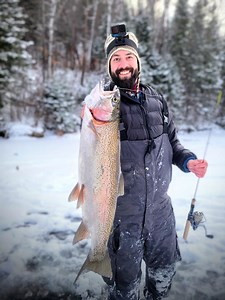 Nouveau record!!! Truite arc-en-ciel de 24"! Vraiment incroyable. Sur un AT Bomb de MDP Incroyable ! #quebec #peche #bigfish #icefishing | Prise du jour