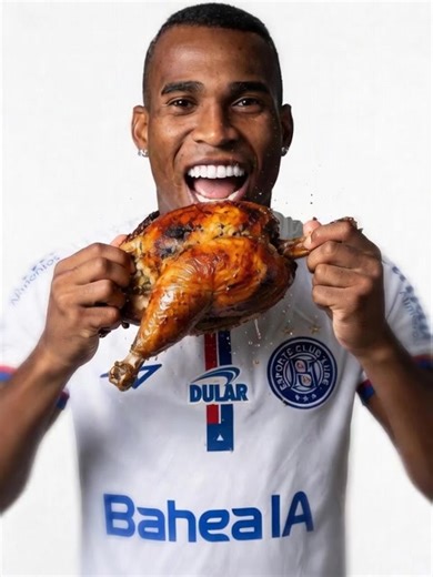 Jean Lucas saboreando uma galinha assada deliciosa
