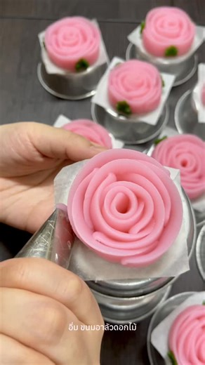 ขนมไทยทำมือทีละดอก…เพื่อคนพิเศษของคุณ 🤍 ทักร้านได้เลยค่ะ เดี๋ยวแนะนำแพ็กเกจให้เหมาะกับโอกาส 🎁 หวานน้อย • ทำสดใหม่ • ไม่ใส่สารกันเสีย ส่งทั่วไทย และฝากไปต่างประเทศได้สบายค่ะ ✈️ ค้นในกูเกิล “อิ่มขนมอาลัวดอกไม้” แล้วเจอเราทุกช่องทางค่ะ #อิ่มอาลัวดอกไม้ #ขนมไทยพรีเมี่ยม #ของขวัญ #ของฝาก #ของขวัญปีใหม่ | อิ่ม ขนมอาลัวดอกไม้ ของขวัญของฝาก