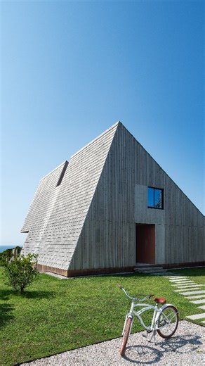 Video Feature • On Block Island’s rugged coast, @batesmasi delivers a personal project shaped by context. Mohegan Trail balances material durability with poetic restraint, revealing a home in harmony with its landscape. With no primary suite and a communal plan, it offers a place for connection, rest and reflection. Head to the link in bio to watch the full video on The Local Project. Photography courtesy of Bates Masi Architects. Architecture and interior design by Bates Masi Architects. Landsc