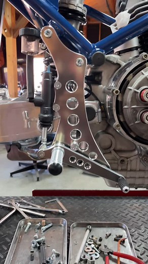 Shiro Nakajima on Instagram: "ブレーキ側完成。一回作ったらプレートがなんかモッサリしてたので、アウトライン修正してOK。 @46works #yokohamahotrodcustomshow #hrcs #hrcs2024 #ducatim900"