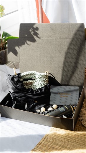 Prije 5 godina Loopco je krenuo iz mog boravka. Samo ja, san i puno improvizacije. Prvi „salon“ bio je muževa buksa u kojoj se skupljao s ekipom prije izlazaka. Žuta boja na zidovima me udarala ravno u mozak 😅 Ali sam uzela valjak, prebojila sve, stavila PVC stolariju, klimu… I polako je nastajalo nešto moje. Nešto što me guralo naprijed čak i kad nisam znala kako će izgledati sutra. A onda — potpuni preokret. Kupili smo kuću. Preselili se u novi grad. I krećemo ispočetka. Novi salon. Nove idej