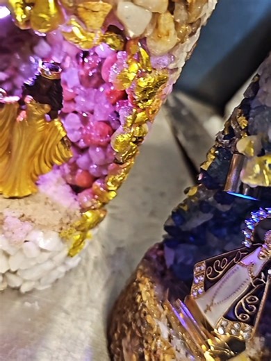 ✨🕯️ Oxum em forma de luz, amor e devoção A delicadeza de Oxum unida à fé de Nossa Senhora Aparecida, em uma vela oratória feita à mão, com intenção, cuidado e muita energia boa. Para presentear, rezar ou simplesmente sentir. 💛💧 #Oxum #NossaSenhoraAparecida #VelaOratorio #FeitaAMao #Espiritualidade