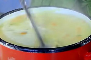 LETNJA BELA RIBLJA ČORBA MAMI DA SIPATE JOŠ: Klasik bez premca za čitavu familiju (VIDEO)