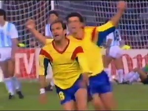 Visul nascut dupa Sevilla Au trecut aproape 2 luni de cand am castigat Cupa Campionilor Europeni! Sunt in Grecia, la Atena, in zona Glifada. Toata Steaua de la Sevilla, cu neveste cu tot, e aici! Totul e pe banii lui Vardinogiannis, suporterul nostru de lux pe “Ramon Sanchez Pizjuan”. Patronul lui Panathinaikos ne-a pus la dispozitie un motel in zona turistica a capitalei elene si ne-a indesat in buzunare 1000$ de caciula, sa avem de cheltuiala. Asta inseamna sa fii mafiot! Nu, nu ma refeream la