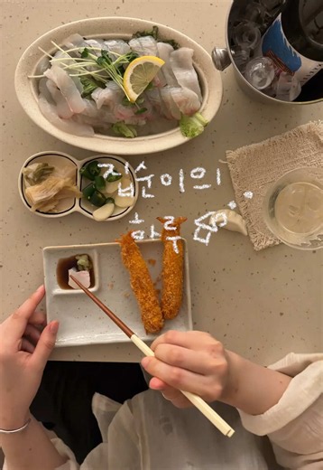 집순이 쉬는날 먹은 것들..zip​ 🏡 LG 퓨리케어 오브제컬렉션 냉동얼음정수기와 시원한 휴무 보내기•• ​ 냉얼정과 함께라면 우리집이 얼음 맛집이 되 ,,,, 🧊​ LG 냉얼정은 국내 유일! 정수기 안에 냉동실이 있는 제품 인데요.​ 영하의 온도에서 냉동 보관 해주어 투명하고 단단한 얼음이 생성된답니다 ,, !! ​ 정수기로 추출한 얼음도 단단할 수 있다는 점이 신기 했고,​ 커피와 술을 즐기는 편 인지라 빠르게 녹지 않아 밍밍하지 않게​ 오랫동안 유지 되는 점이 좋았어요 ,,, 🫶🏻​ 얼음은 영하의 온도에서 냉동보관해 위생적으로 관리하고,​ 온도차로 이슬이 맺힐 수 있는 내부에도 히터를 적용해​ 눈에 보이지 않는 곳까지 깨끗하게 유지한답니다!​ 하루 약 3.8kg(345개)의 얼음 생성과, ​ 1kg의 얼음이 저장 되어 넉넉하게 사용 할 수 있는 반려정수기..​ LG 퓨리케어 오브제컬렉션 냉동얼음정수기로 추천 드립니다 ,, 🧊​ 📌 지금 LG전자 홈페이지에서 얼음정수기