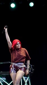 534K views · 2.9K reactions | La foule est en feu en chantant "Avenir" de Louane !  | Purecharts | Facebook