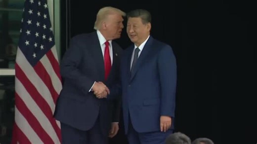 Strette di mano e sussurri: il faccia a faccia Trump-Xi in meno di un minuto