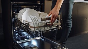 Der AEG #ComfortLift Geschirrspüler ist weltweit der erste, der dich ganz entspannt den unteren Korb auf eine angenehme Arbeitshöhe anheben lässt. Kommt euch entgegen? bit.ly/AEG-ComfortLift-Geschirrspüler | AEG