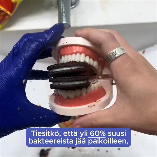 Tiesitkö, että yli 60 % suusi bakteereista on mahdotonta poistaa tavallisella hammasharjalla tai sähköhammasharjalla? Huono suuhygienia ei aiheuta vain värjäytyneitä hampaita ja pahanhajuista hengitystä. Vaikka luulisit harjaavasi huolellisesti, tavallinen hammasharja ja hammaslanka eivät pysty poistamaan suurinta osaa suun bakteereista. Piilossa olevat bakteerit voivat aiheuttaa tulehduksia, jotka voivat levitä verenkiertoon... Tämä voi johtaa vakavampiin sairauksiin, kuten: - Sydän- ja verisuo