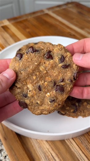 Trace’s Oats on Instagram: "Gooey oatmeal cookies 😏 𝘿𝙚𝙩𝙖𝙞𝙡𝙨: - 1 cup oat flour - 1/2 cup rolled oats - 1 ripe banana - 1 egg - 2 tbsp coconut oil or nut butter - 2–3 tbsp maple syrup - 1 tsp vanilla extract - 1/2 tsp cinnamon - 1/4 tsp salt - 1/2 tsp baking powder 𝙏𝙤𝙥𝙥𝙚𝙙 𝙬𝙞𝙩𝙝: - Chocolate chips 𝘿𝙞𝙧𝙚𝙘𝙩𝙞𝙤𝙣𝙨: 1. Preheat oven to 350°F 2. Mix wet ingredients: banana, egg, coconut oil, vanilla, and maple syrup. 3. Mix dry ingredients: oat flour, oats, cinnamon, salt, and ba