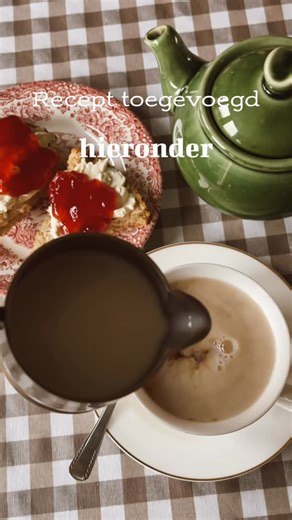 Het Blije Bakkertje on Instagram: "🫶Zuurdesem scones Ingrediënten: 265 gr. bio patentbloem 3 eetl. bio suiker 1 eetl. bakpoeder 1 th. natuurzout 70 gr. koud ongezouten bio roomboter 65 gr. bio rozijnen zest van één bio sinaasappel 120 gr. bio slagroom 275 gr. zuurdesem starter, direct vanuit de koelkast Klein restje bio slagroom voor inkwasten en een lepeltje bio suiker. De oven voorverwarmen op 220 graden. Snij met 2 messen de bloem met de koude boter tot kleine bonkjes, niet je warme handen g