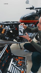 Comment installer correctement ton support Quadlock avec sa tête de charge à induction ? C’est le tuto !! #quadlock #hondavintage #royalenfield #quadlockmoto | Scrambler of Paris