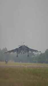 Avro 698 Vulcan B2 Royal Air Force arrival RAF | Aero Admirers