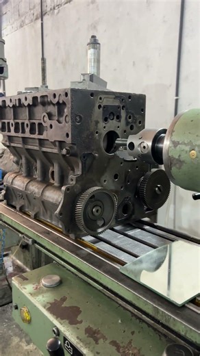 Cast iron engine crank shaft, boring on milling machine #machine #boringmachine #cylinderboring Umar