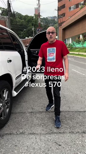 Lexus 570 2023: Tapicería de Cuero de Lujo