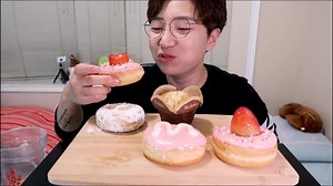 吃播剪说话 BEGLE小姐姐吃颜值超高的草莓甜甜圈！