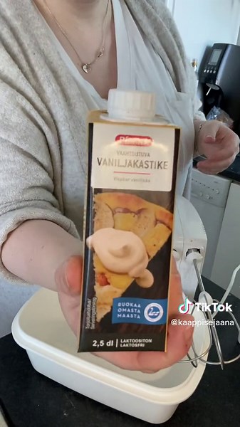 Raparperi-mansikkaherkun reseptin kehittelin raskausaikana, kun yritin välttää karkkia emraskausdiabeteksen takia. On tässäkin sokeria, mutta mukana on myös hyviä juttuja. 🥰 ja ehdottomasti, jos on mahdollisuus käyttää tuoreita granaattiomenan siemeniä, suosittelen! Ne ovat ihana meheviä ja maukkaita, jotka ihanasti sitten suussa poksahtelee tuoden tekstuuria ja makeutta vielä tähän herkkuun! 🥰 #ruokatiktok #raparperi #mansikka #rahka #ruoka #sinunsivuille #fypシ #suomitiktok #äidittiktokissa
