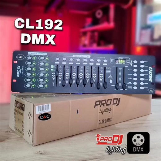 El CL192 DMX te permite manejar hasta 192 canales de un universo DMX. Con sus dos páginas de 8 canales cada una tienes el control de hasta 16 canales por cada fixture. Con sus dos faders de ajuste de tiempo podrás controlar la velocidad de tus escenas. • 192 Canales dmx. • Páginas: A y B, 2 Páginas de canales (8 canales cada una, A: 1-8, B: 9-16). • Chases: 6 programables. • Fixtures: 12. • 8 faders asignados a control de canales. • 2 faders de control de velocidad y tiempo. • 23 Bancos de memor