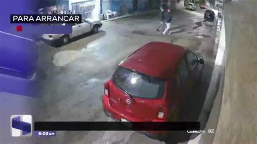 #Tabasco | 🚨 Robo de autos en Villahermosa Cámaras captaron a un sujeto que abrió un vehículo por la ventana y logró arrancarlo para llevárselo. 📊 Datos oficiales revelan que en Tabasco se reportan al menos 5 robos de autos diarios. En lo que va de 2025, ya suman más de mil unidades hurtadas. Con información de Amparo Castañeda en #PrimeraLínea | Azteca Noticias