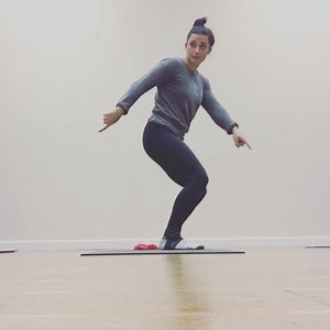 Knees over toes. - But it’s dangerous to let your knees go out over your toes! Is it? - How do you jump then? How do you squat? How do you exercise your dorsi-flexion? - The knees don’t have to go far over the toes (but they can if that feels good for you) but thinking that we are going to squat and move and avoid the position all together doesn’t make sense. - You can still engage your posterior chain with the knees tracking over the toes, you can still use your glutes, and I find that this tec