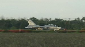 Des jets taïwanais atterrissent sur une autoroute pour se préparer à une invasion chinoise.