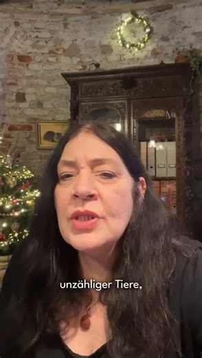 Silvesterböllerei – ein stilles Leid für Tiere Für viele Menschen ist Silvester ein Fest, für Tiere bedeutet es oft Angst, Stress und Lebensgefahr. Laute Explosionen, grelles Licht und Rauch versetzen sie in Panik – sie fliehen, verletzen sich oder überleben die Nacht nicht. Das Schicksal des kleinen Eichhörnchens Kiro, der in der Silvesternacht gefunden wurde und diese nicht überlebt hat, steht stellvertretend für unzählige tierische Opfer der Böllerei. Unter diesem Text zeigen wir das Video de