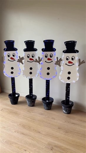 Jade Compston - Refinish With Jade on Instagram: "Christmas Snowmen 🤗 This is such a fun little DIY project to do. You can create all kinds of Christmas decorations. Select a design, print it out and trace it onto a MDF board. Then use a jigsaw to cut it out and paint your design on the front. #diychristmas #christmasdecorations #diyxmasinspo"