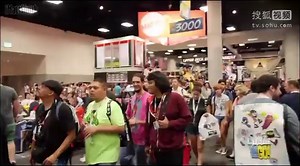 Matt带着辛普森面具游走SDCC展区大厅