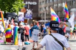 CSD in Stuttgart: Ein Hauch von Straßenparade auf dem Marktplatz