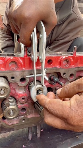 Valve Spring Lock #shortsfeed #skills #mechanic #shorts #ytshorts #mechanic #viral #mechaniclife