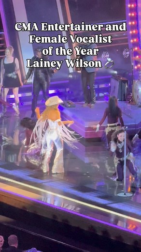 Ring finger 💍 Lainey Wilson spices up the CMA Awards stage with her performance of “Ring Finger”. Congratulations to the singer for becoming the 2025 CMA Entertainer of the Year and Female Vocalist of the Year! #countrymusic #CMAawards #LaineyWilson | Coda Country