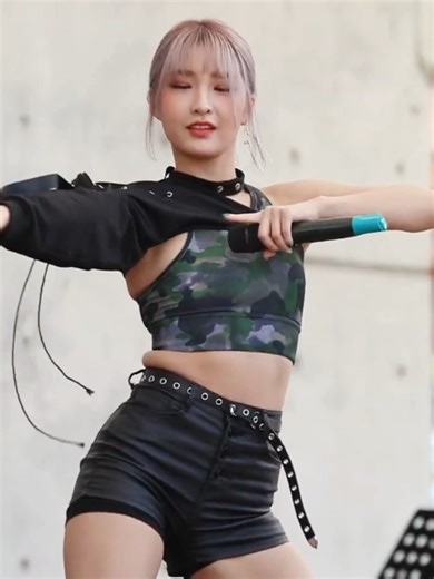 lf you know who she is, write it in the comments. 👇💌 #fancamskpop #tiktokmexico🇲🇽 #kpopstage #idolangles #idollive