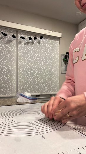 🦎Leopard Gecko ⁣🪨 ⁣ Almond cake with cookie dough frosting 🧁 🍪 Modeling chocolate gecko! ⁣⁣⁣ #betsyscakes #leopardgeckocake #birthday #leopardgecko #buttercream #gecko #reptilecake #birthdaygirl #lizardcake #cake #dmvcakes #cakes #cakestagram | Betsy's Cakes