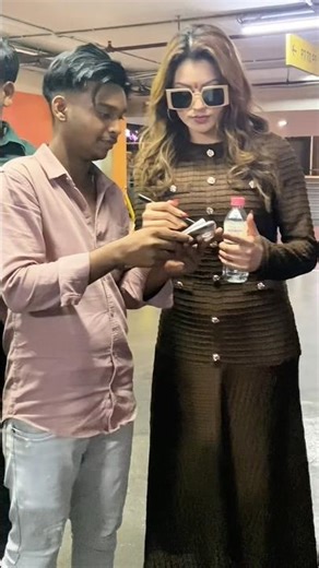 Meet Urvashi Rautela 🥰 #yt #love #explore #youtubeshorts #shorts #foryou #viralvideo #trending