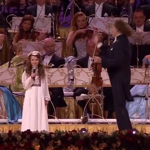Amira Willighagen performs “O mio babbino caro,” an aria for soprano from the opera Gianni Schicchi, written by Italian composer Giacomo Puccini in 1918. The performance is conducted by André Rieu, a renowned Dutch conductor and violinist.