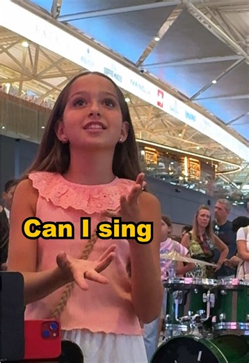 Amazing performance of Somewhere over the Rainbow with the incredible @Violamarie, @indiya.music and @Olly Pearson 🔥 Thank you @aeroporti_di_roma for having us 🙏 Violins by @Florian Leonhard Fine Violins #violin #liveperformance #somewhereovertherainbow🌈 #piano #flashmob