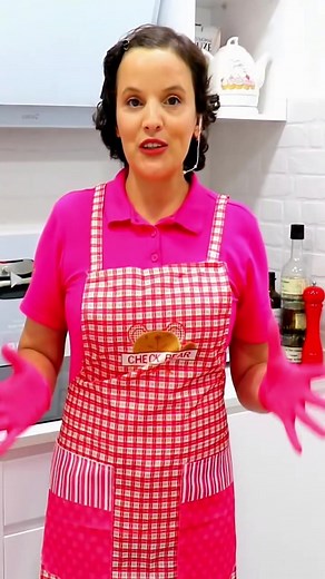Salvează acum această rețetă de cozonac pufos cu smântână, nucă, cacao și rahat dulce! Această rețetă în opinia mea este cea mai bună, cozonacii ies foarte pufoși, aromați, se rup fâșii, nu crapă, cresc foarte bine și ies exact așa cum și-ar dori orice gospodină! Ingrediente Aluat: -1 kg faină -7 gălbenușuri -coaja de la o lămâie -coaja de la o portocală -250 g zahăr -300 ml lapte cald -50 g unt moale -50 ml ulei -45 g drojdie proaspătă -200 g de smântână -1 lingură esență de vanilie. Cremă: -5