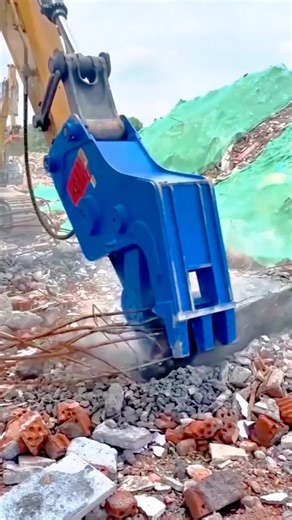 Hydraulic Concrete Pulverizer Crushing Reinforced Debris #shorts #construction #excavator