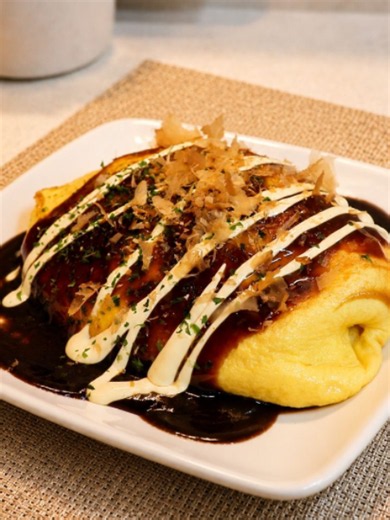 Perfect with Drinks or RiceーJapanese Tonpeiyaki Tonpeiyaki – 2 Servings Ingredients ・150g thinly sliced pork ・150g cabbage ・50g bean sprouts ・4 eggs ・1 tbsp okonomiyaki sauce ・1 tsp vegetable oil For the Pork ・A pinch of salt and pepper ・1 tsp potato starch Egg Mixture ・1 tsp potato starch ・2 tsp water ・A pinch of salt Toppings ・Okonomiyaki sauce ・Mayonnaise ・Aonori (dried green seaweed) ・Bonito flakes Instructions 1. Thinly slice the cabbage. 2. Season the pork with salt, pepper, and potato sta
