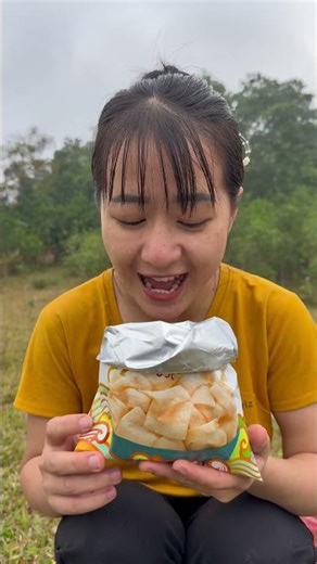 Use cucumbers to make cakes when you run out of candy #bushcraft #survival #camping #shorts