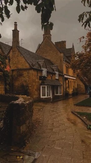 The Cotswolds 🏴󠁧󠁢󠁥󠁮󠁧󠁿 Here’s another beautiful reel of the Cotswolds for you to enjoy! We currently have lots of colourful leaves falling from trees around the Cotswolds. Do you love Autumn? We do. 🎃🍂🍃 Beautiful reel captured by Matt. Tag someone to explore this place 🍁🎃🍂 If you like what you see and love the Cotswolds. Please consider following us at @Cotswolds_Culture today! 📸 Reel By: Matt @cotswoldswithmatt ☀️ #Cotswolds_Culture To Feature! 🏡 🧡 We Hope You Enjoy Your Stay Her