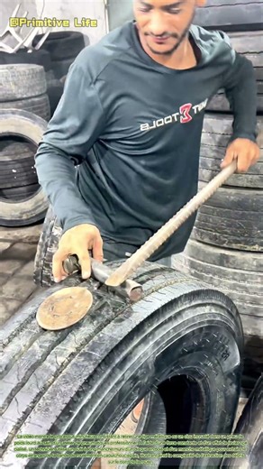La précision d'un atelier de pneumatiques : extraire une tige récalcitrante d'un pneu de camion