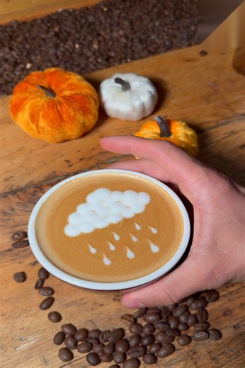 Latte Art con design a nuvola di pioggia