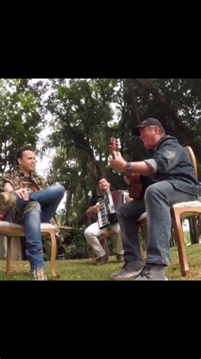 Vale A Pena Ver O Amado De Novo | Secretária – Amado Batista (Programa Marcello Teodoro • 2018) No trecho de hoje, Amado Batista interpreta “Secretária”, sucesso lançado em 2001 no álbum Amado Batista – Amor, composição de José Teixeira. A apresentação ganha um clima ainda mais especial com o acompanhamento de sanfona, trazendo um estilo mais raiz e intimista para a canção — um momento simples, direto e cheio de identidade sertaneja. Um registro que mostra Amado valorizando programas independent